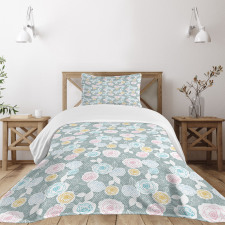 Ornate Spring Yard Theme Bedspread Set