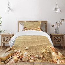 Various Seashells on Sand Bedspread Set