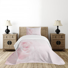 Close up Pink Flourish Bedspread Set