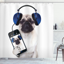 Pug Köpek Duş Perdesi Kulaklıkla Müzik Dinleyen Komik Hayvan 