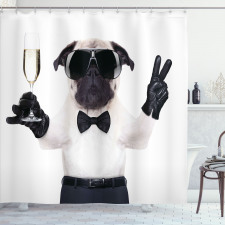 Pug Köpek Duş Perdesi Barmen Kostümlü Gözlüklü Küçük Hayvan