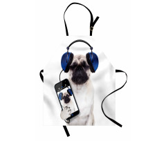 Pug Köpek Mutfak Önlüğü Kulaklıkla Müzik Dinleyen Komik Hayvan 