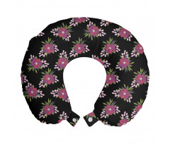 Floral Boyun Yastığı Siyah Arka Plan Üzerinde Yapraklı Mor Çiçek