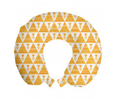 Geometrik Boyun Yastığı Kirli Fon Üzerinde Sarı Beyaz Üçgenler