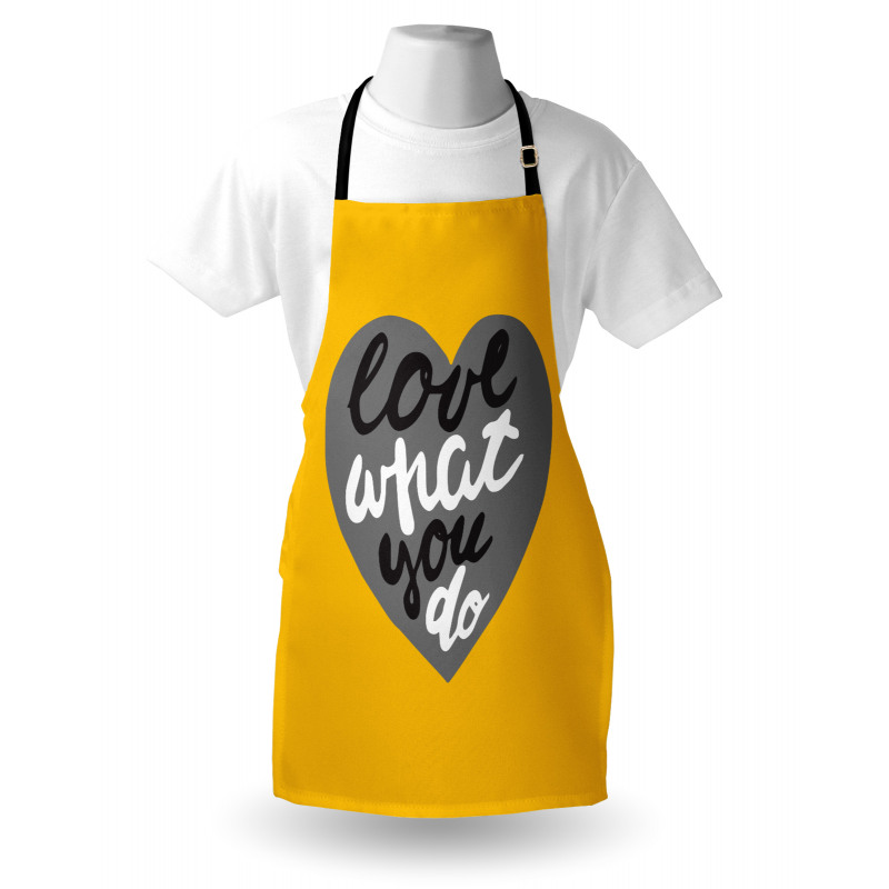 Moda Mutfak Önlüğü Parlak Zeminde Kalp İçinde İngilizce El Yazısı