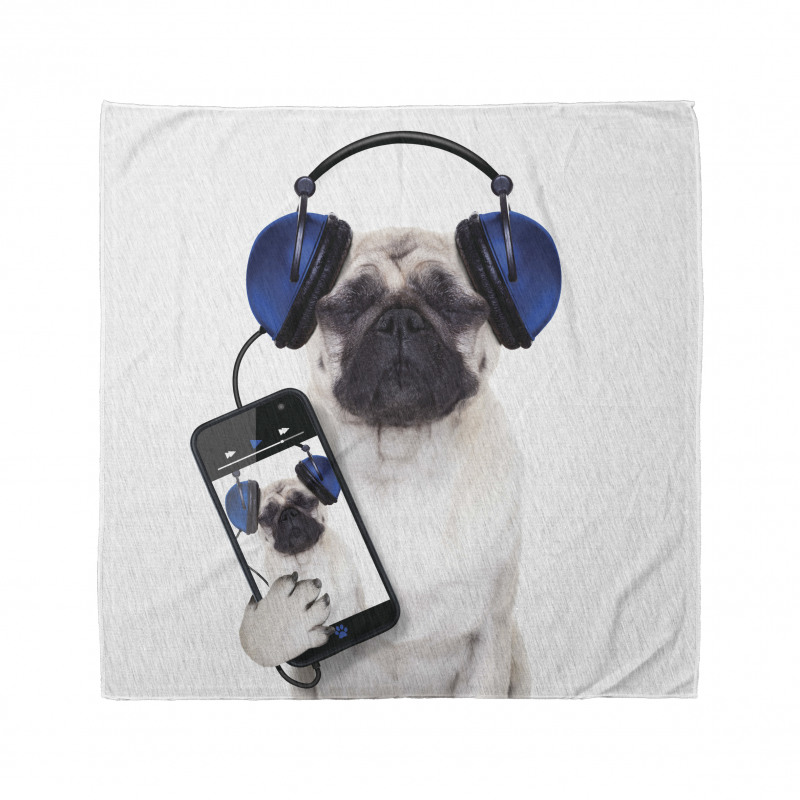 Pug Köpek Bandana Kulaklıkla Müzik Dinleyen Komik Hayvan 