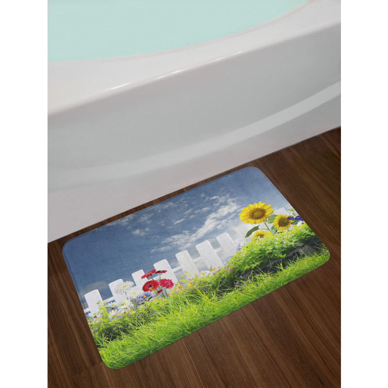 Daisy Flowers in Yard Bath Mat