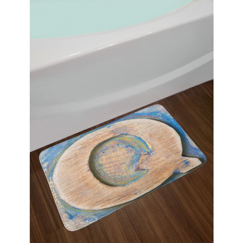 Q Uppercase Worn Wood Bath Mat