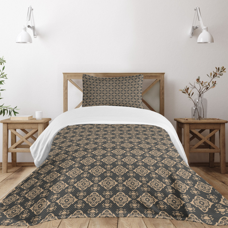 Classic Orient Curves Bedspread Set