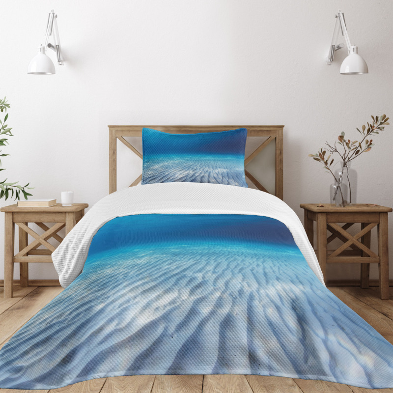 Clear Water and Waves Bedspread Set