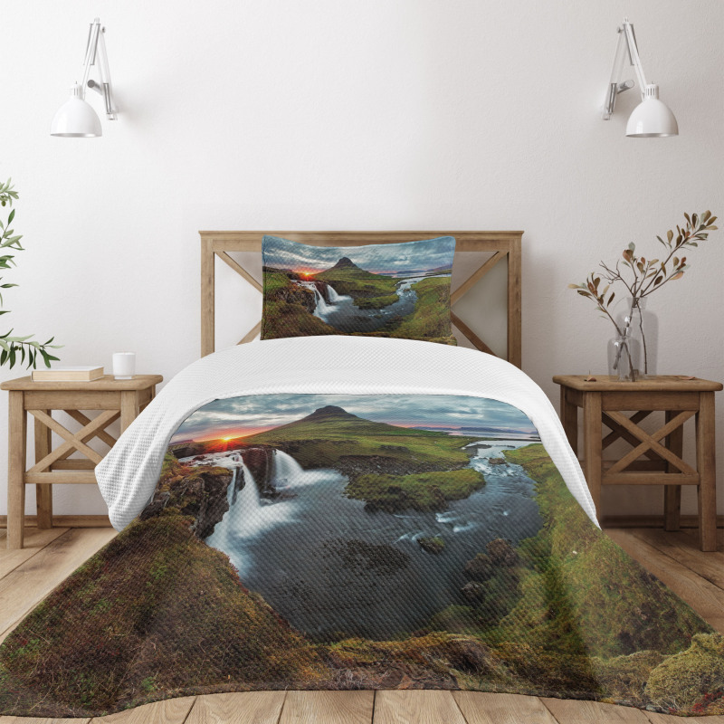 Cascade Stream Wildlife Bedspread Set