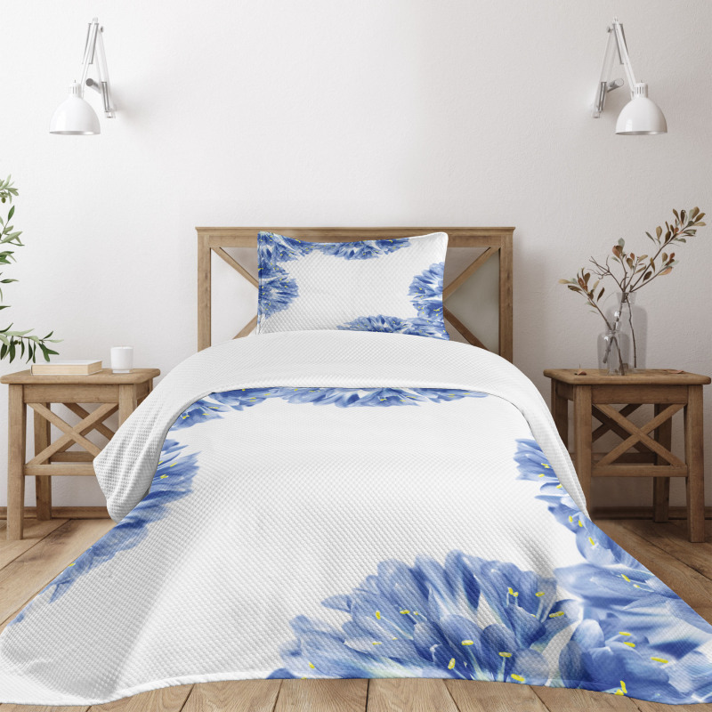 Delicate Crocus Border Bedspread Set