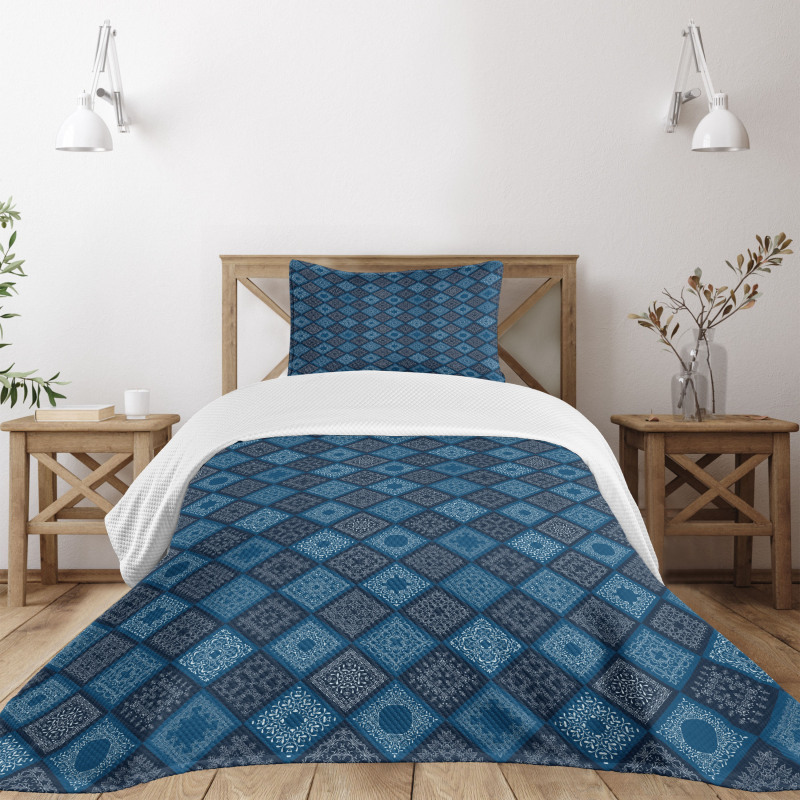 Detailed Squares Bedspread Set