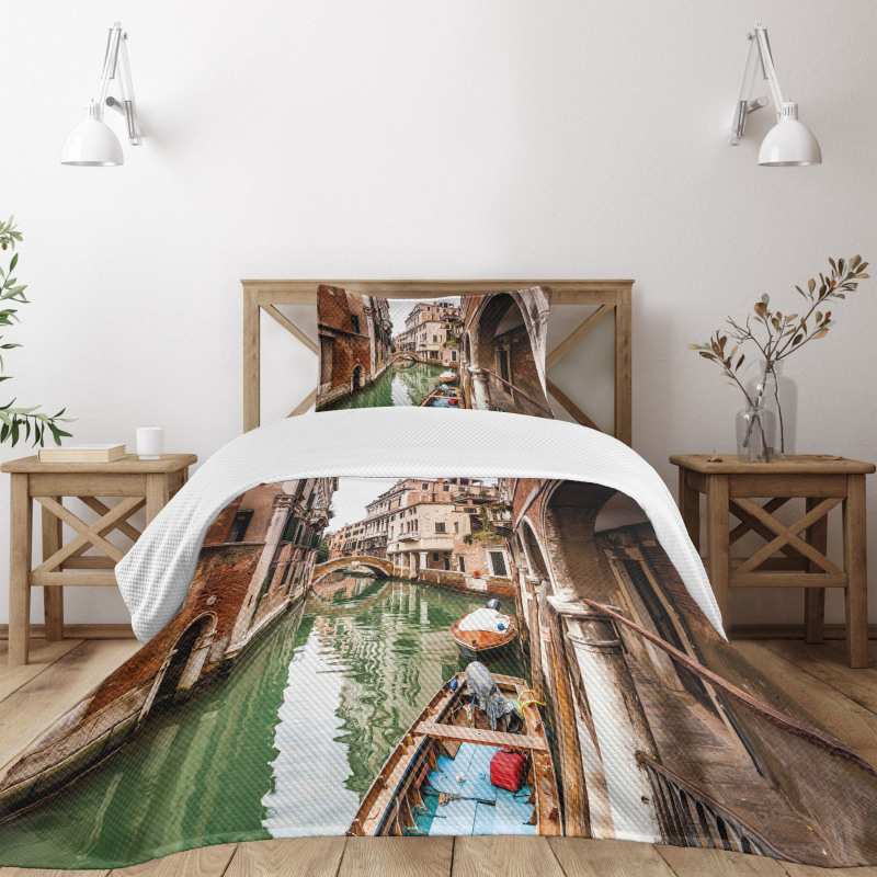 Famous Water Canal Boats Bedspread Set