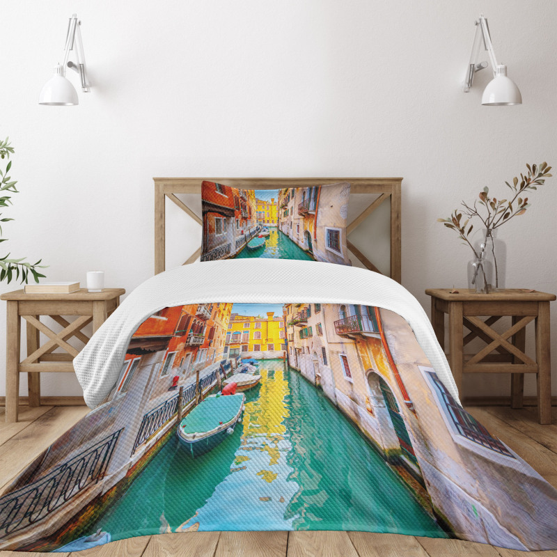 Vibrant Canal Gondolas Bedspread Set