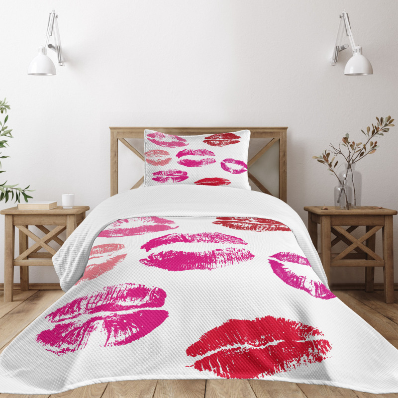 Grunge Looking Lipstick Bedspread Set