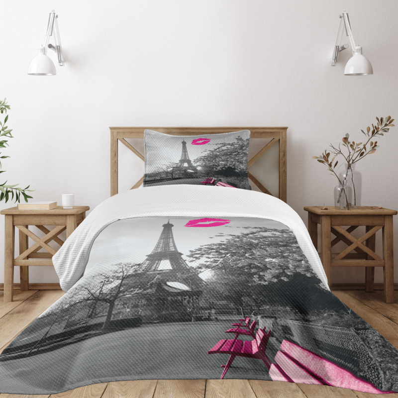 Romantic City and a Kiss Bedspread Set