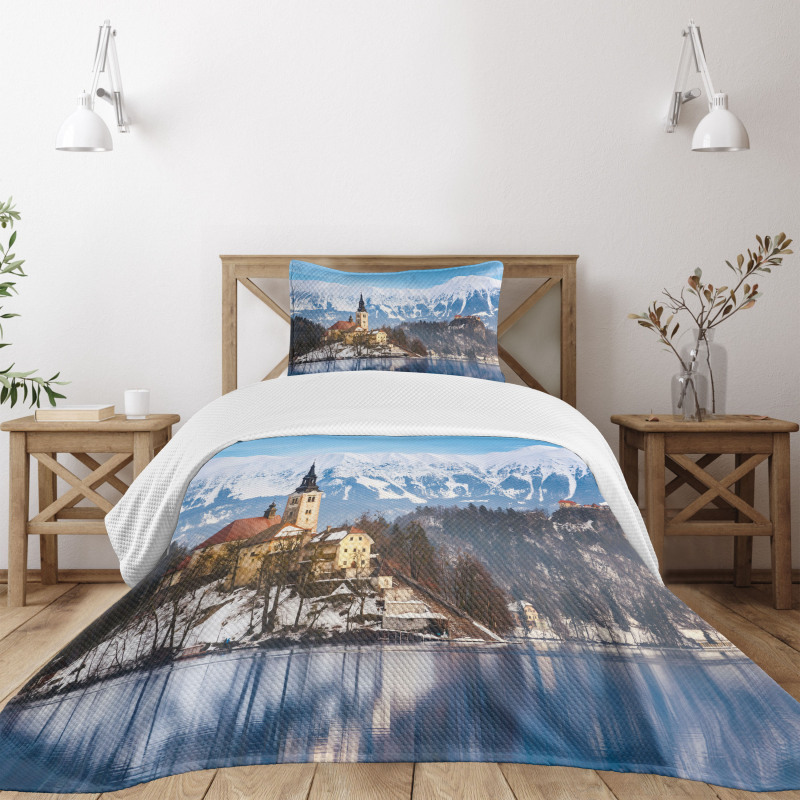 Lake Scene Illustration Bedspread Set