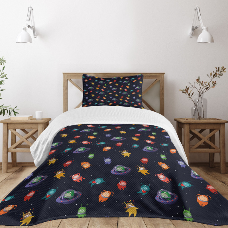 Aliens in Love Happy Bedspread Set