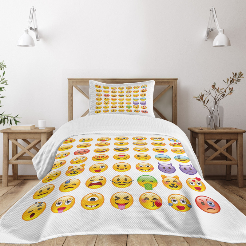 Many Emoticons Aliens Bedspread Set