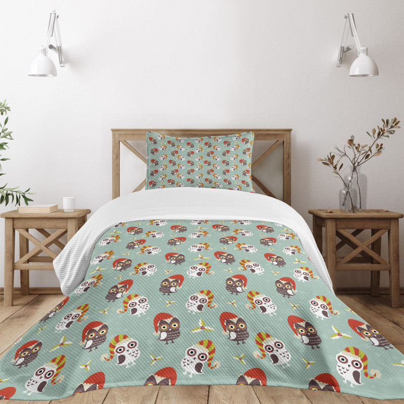 Owls in Hats Yuletide Bedspread Set