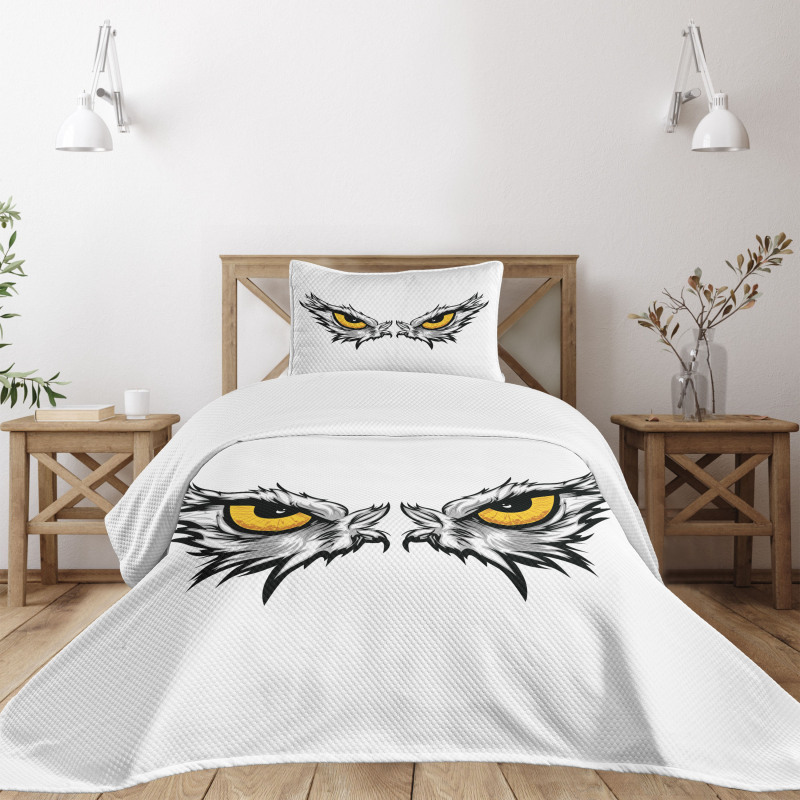 Angry Gaze of Bird of Prey Bedspread Set