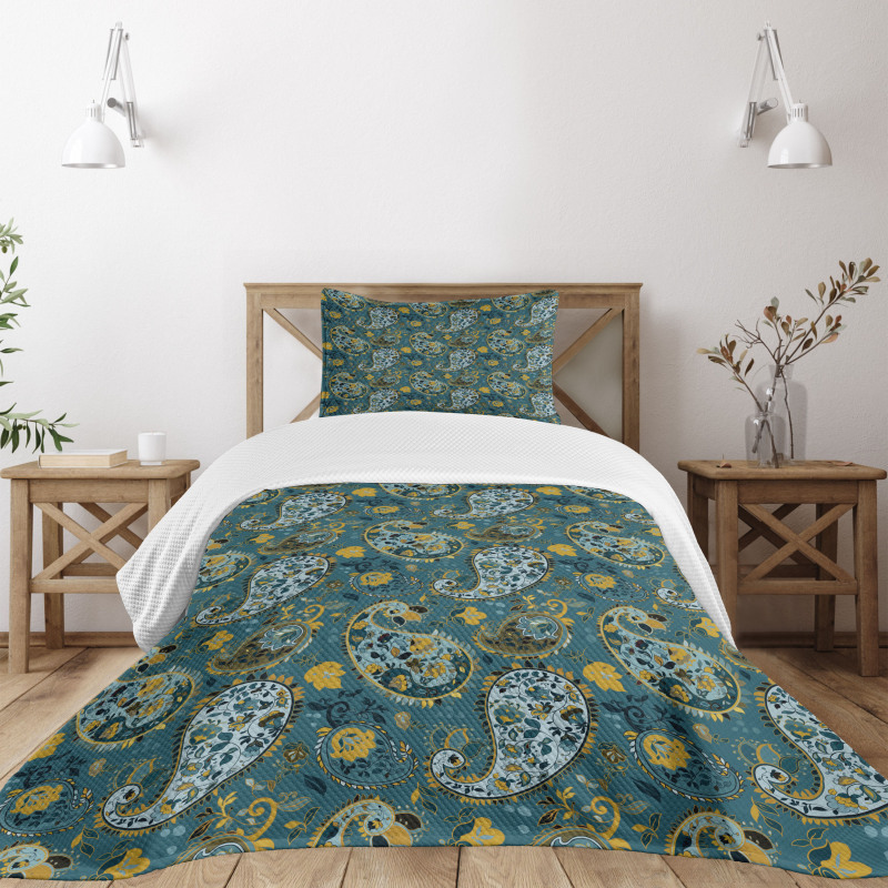 Antique Oriental Motifs Bedspread Set