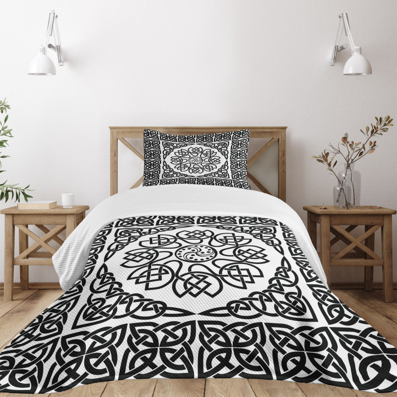 Filigree Abstract Knot Bedspread Set