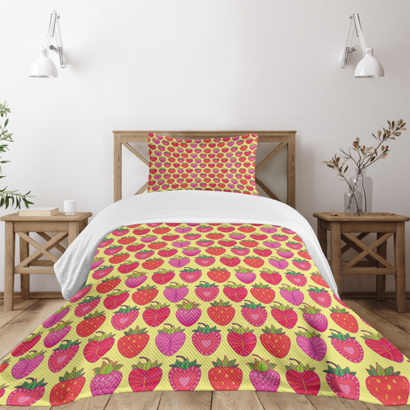 Berry Slices Motif Bedspread Set
