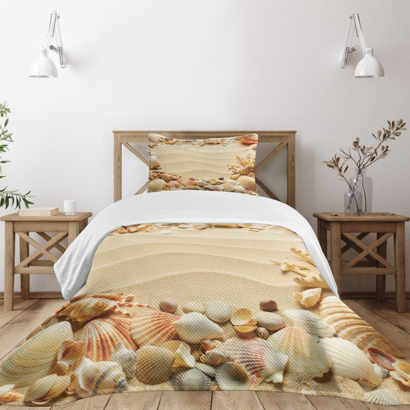 Blurry Ocean Seashells Sandy Bedspread Set