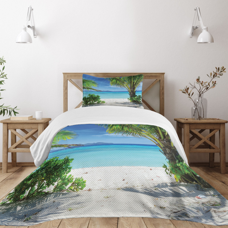 Idyllic Oceanic Resort Bedspread Set