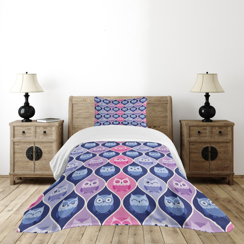 Vertical Sleeping Owls Bedspread Set