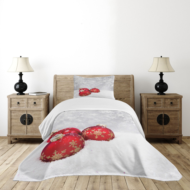 Baubles on Snowflake Bedspread Set