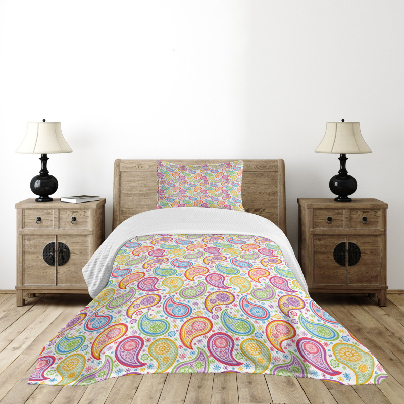 Colored Pattern Flower Bedspread Set