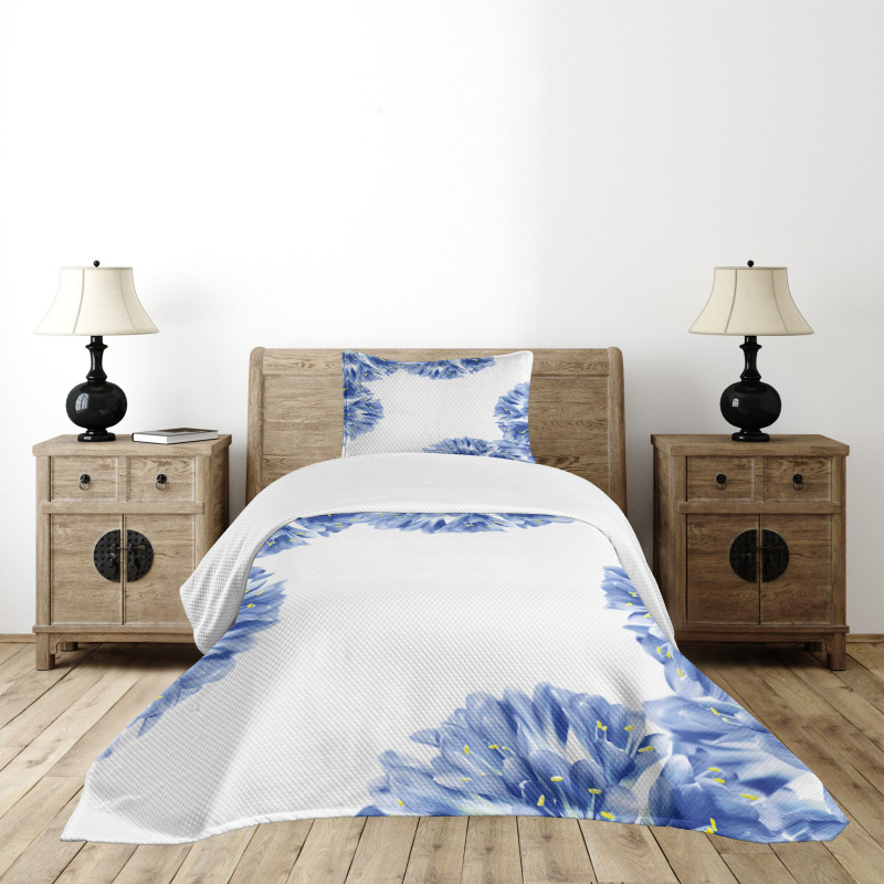 Delicate Crocus Border Bedspread Set