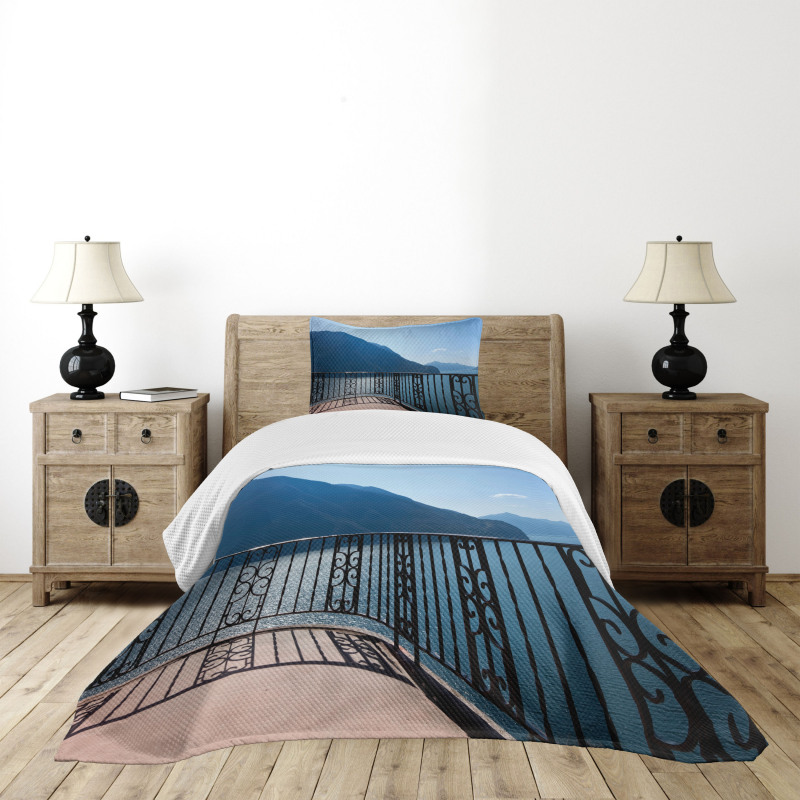 Island Mountain Ocean View Bedspread Set