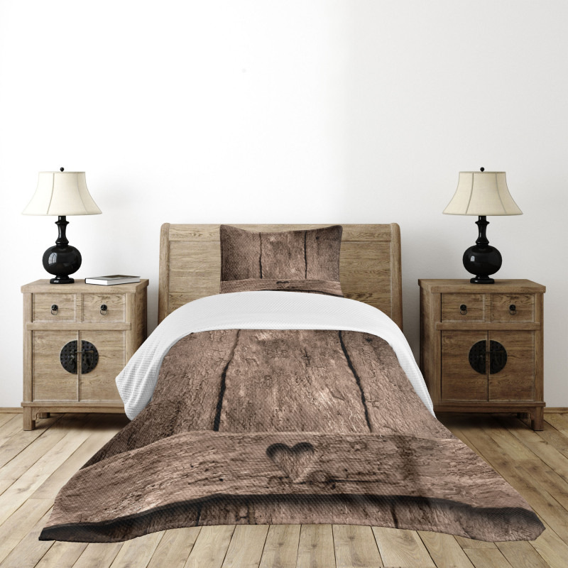 Heart on Wood Bedspread Set