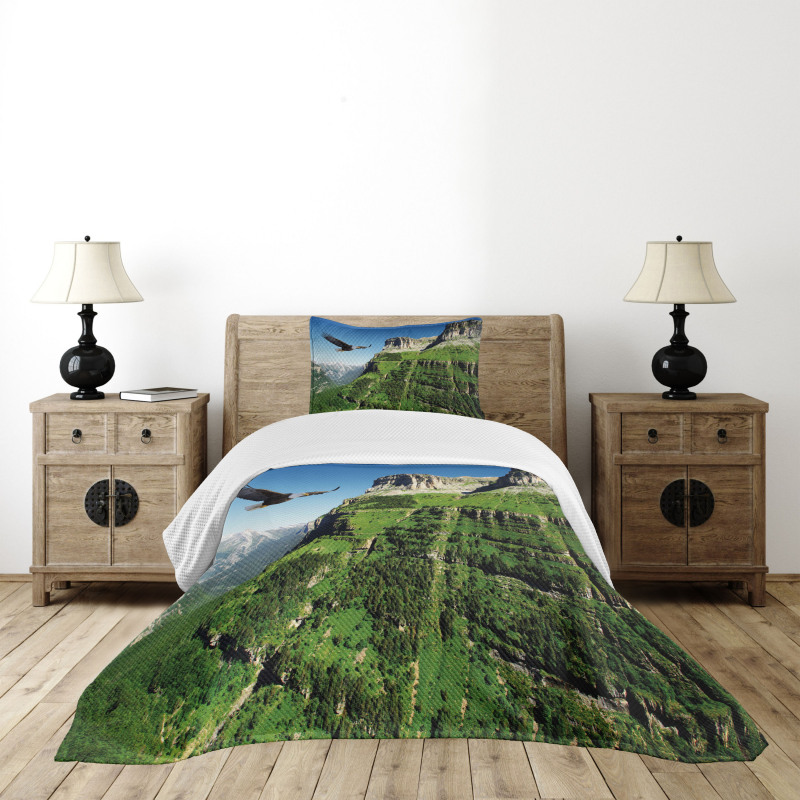 Bird Mountain Fly Bedspread Set