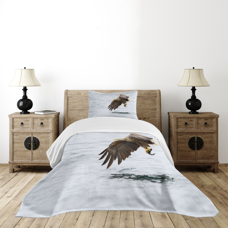 Bird with White Feathers Bedspread Set