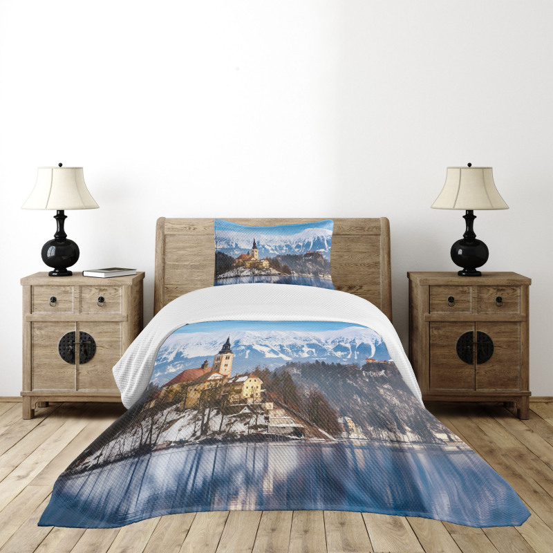 Lake Scene Illustration Bedspread Set