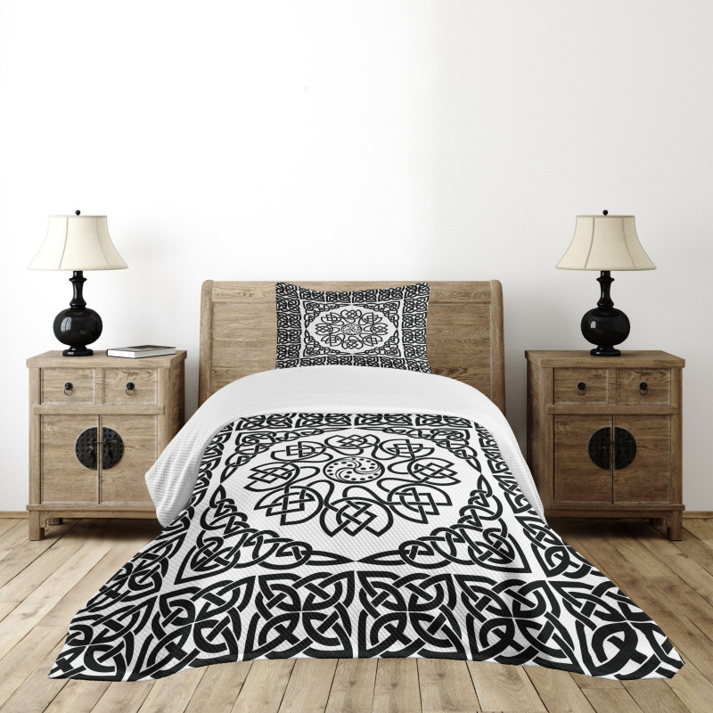 Filigree Abstract Knot Bedspread Set