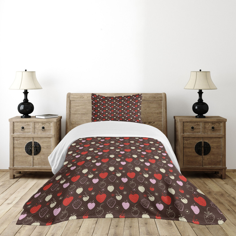 Strawberry Flowers Bedspread Set