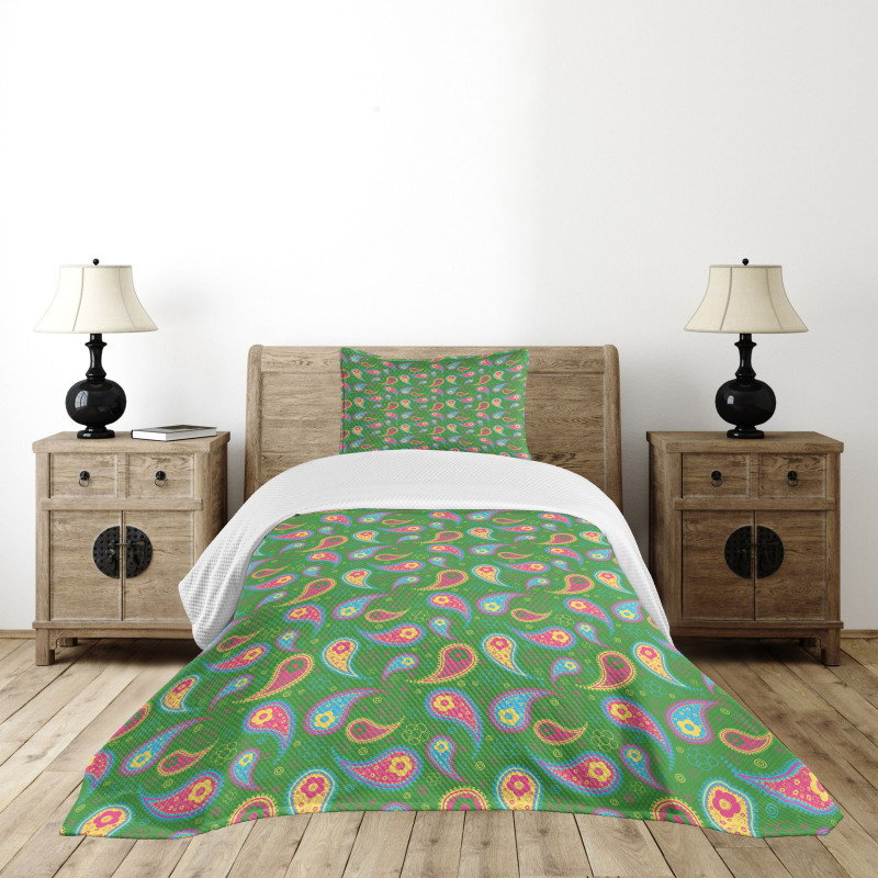 Teardrop with Curved Tip Bedspread Set