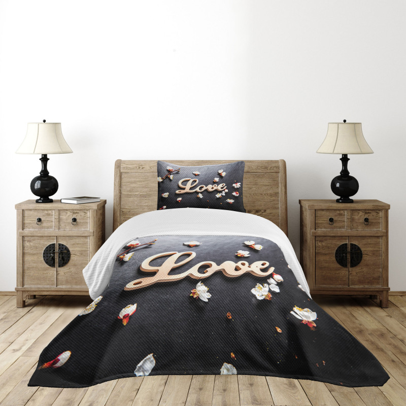 Love Sign Wooden Bedspread Set