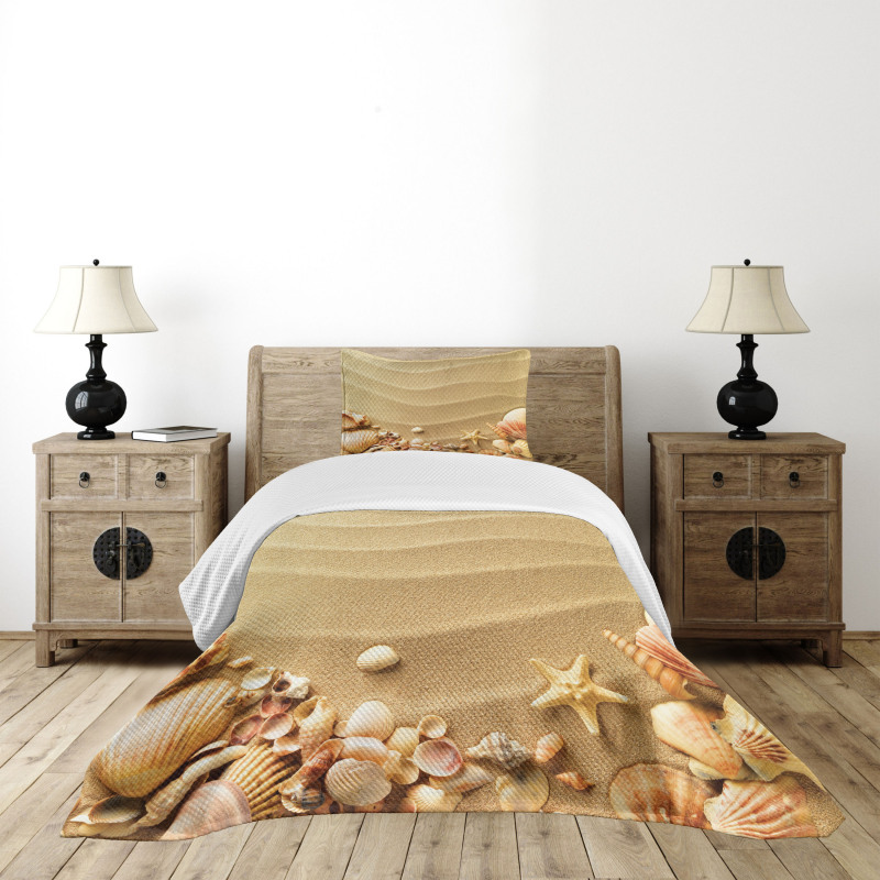 Various Seashells on Sand Bedspread Set