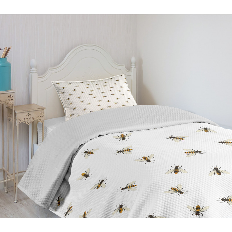 Flying Insects Pattern Bedspread Set