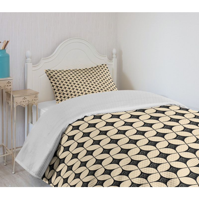 Round and Intricate Squares Bedspread Set