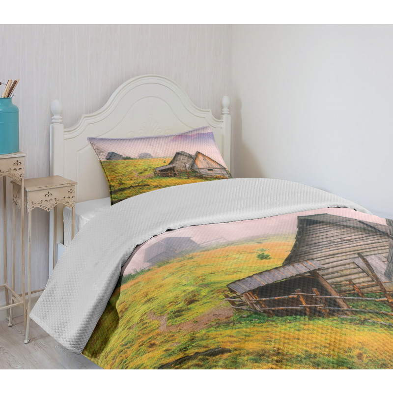 Wooden Houses Mountain Bedspread Set