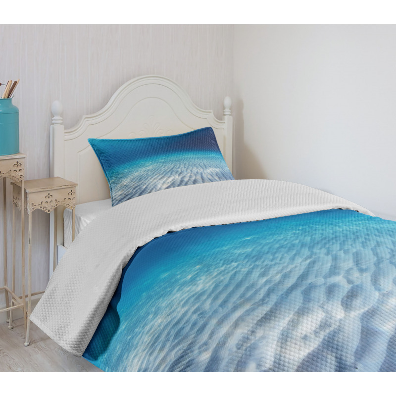 Clear Water and Waves Bedspread Set