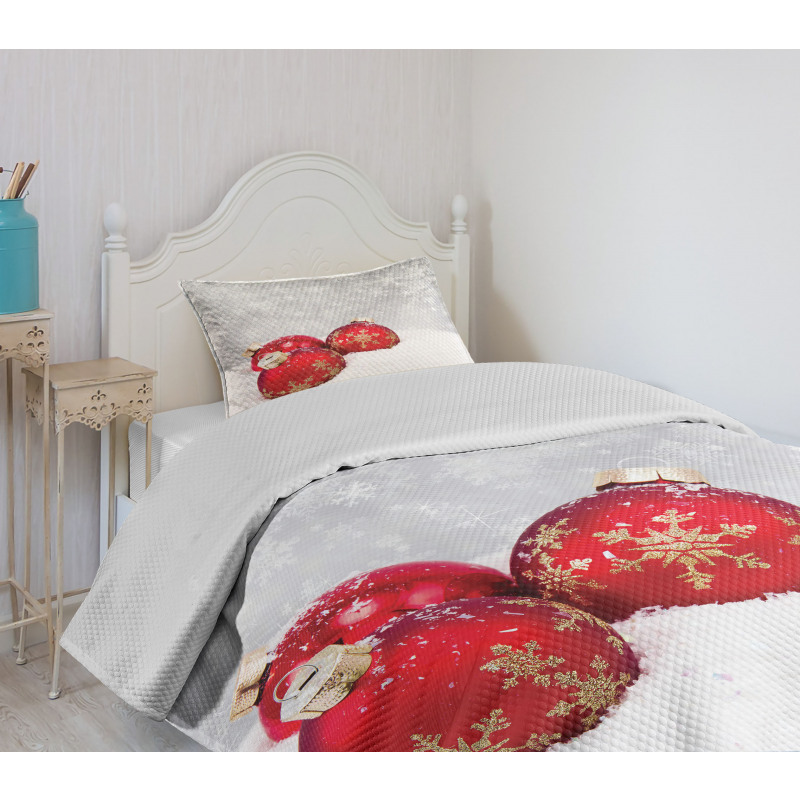 Baubles on Snowflake Bedspread Set